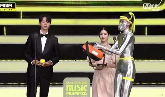 謎 全身が銀色の女性 授賞式の最中に突然現れ話題をさらう ハフポスト World 謎 全身が銀色の女性 授賞式の最中に突然現れ話題をさらう ハフポスト World