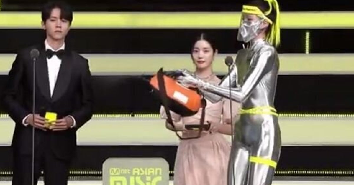 謎 全身が銀色の女性 授賞式の最中に突然現れ話題をさらう ハフポスト World