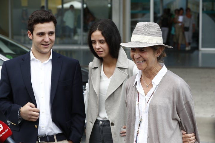 La infanta Elena con sus hijos Froilán y Victoria Federica en Pozuelo de Alarcón (Madrid).