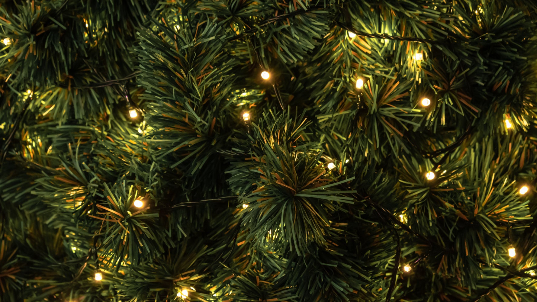 You've Been Hanging Your Christmas Tree Lights Wrong All This Time - Vimarsana News