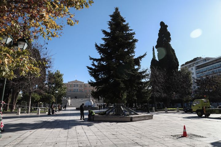 Το Χριστουγεννιάτικο δέντρο στήθηκε στην πλατεία Συντάγματος