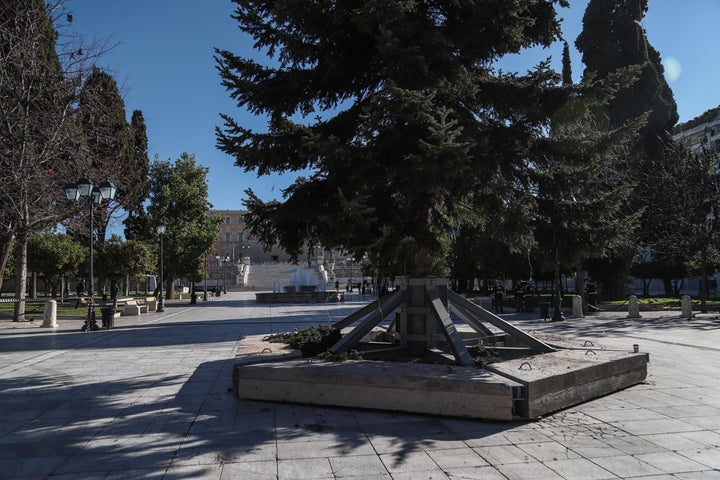 Στήθηκε το πρωί της Τρίτης 8 Δεκμεβρίου 2020 το χριστουγεννιάτικο δένδρο στην πλατεία Συντάγματος.