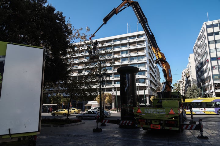 Στήθηκε το Χριστουγεννιάτικο δέντρο στην πλατεία Συντάγματος