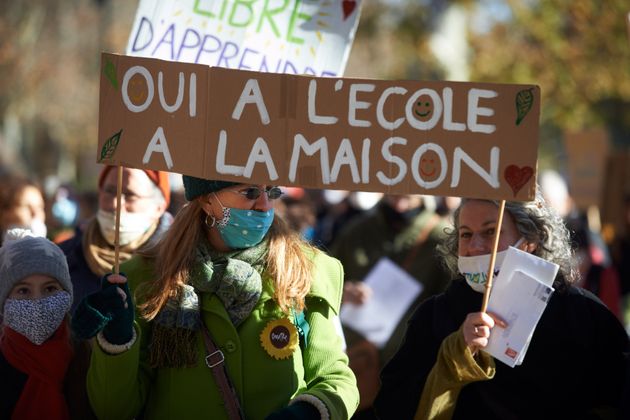 Sur ce cliché pris le 21 novembre 2020 à Toulouse, deux manifestantes défendent...