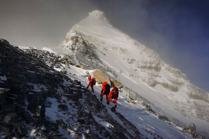 Μέλη της ερευνητικής ομάδας στον δρόμο για την κορυφή του όρους Έβερεστ, επίσης γνωστό στους ντόπιους και ως Όρος Κομολάνγκμα. Η Κίνα και το Νεπάλ ανακοίνωσαν από κοινού την Τρίτη 8 Δεκεμβρίου 2020, το νέο ύψος του Έβερεστ, τερματίζοντας μια διαφωνία ετών μεταξύ των δύο χωρών.