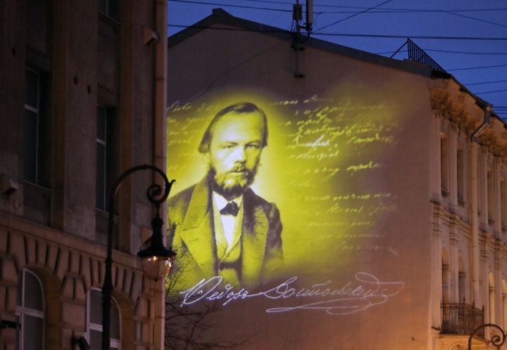 Πορτρέτο του κορυφαίου Ρώσου συγγραφέα στον τοίχο του σπιτιού όπου έζησε τα τελευταία χρόνια της ζωής του στην οδό Κουζνέτσκι, στην Αγία Πετρούπολη. 24 Νοεμβρίου 2020. 