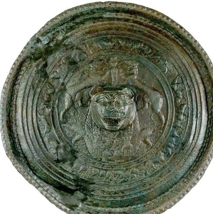 Χάλκινη «ασπίδα» με προτομή λέοντος. 9ος/8os αι. π.Χ. (820/800-730 π.Χ.)