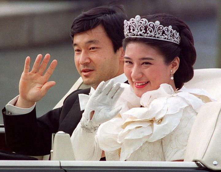 結婚の儀のあと、パレードに臨む天皇、皇后両陛下=1993年6月9日