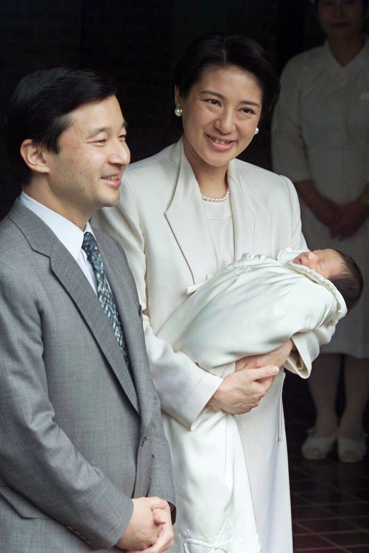 天皇陛下に付き添われ、愛子さまを抱いて退院される皇后さま＝2001年12月8日、皇居・宮内庁病院