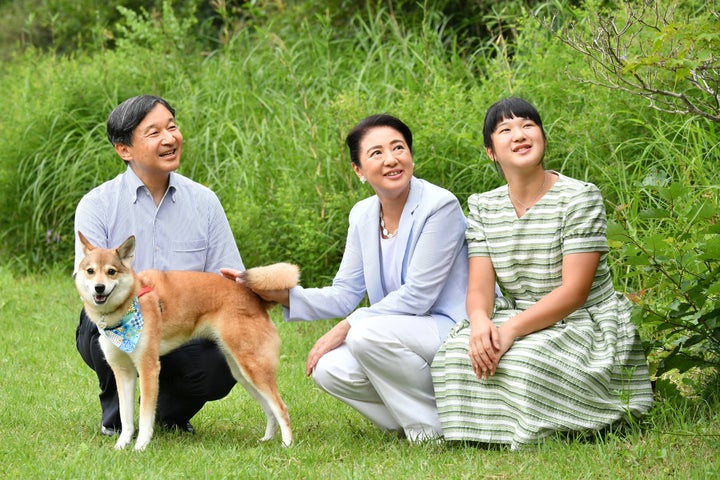 愛犬の由莉（ゆり）とともに、那須御用邸の敷地内を散策される天皇、皇后両陛下と長女愛子さま＝2019年08月19日