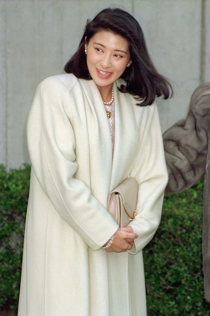 「婚約内定」報道後、初めて外出する小和田雅子さん（当時）。写真撮影のための外出で、自宅前に集まった多くの報道陣に笑顔を見せた。当時外務省職員だった＝1993年01月08日