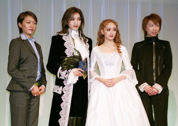 宝塚歌劇の代表作『ファントム』の初演でヒロインを務めたのも花總さんだった。（左から）安蘭けいさん、和央ようかさん、花總まりさん、樹里咲穂さん＝2004年2月、都内ホテルでの制作発表