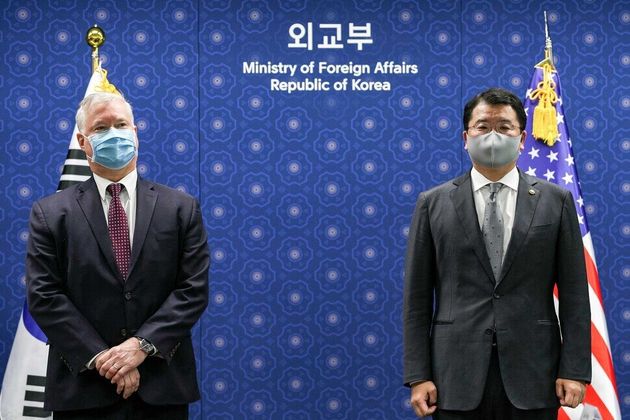 스티븐 비건 미국 국무부 부장관이 9일 서울 종로구 외교부에서 최종건 외교부 1차관과 기념촬영을 하고