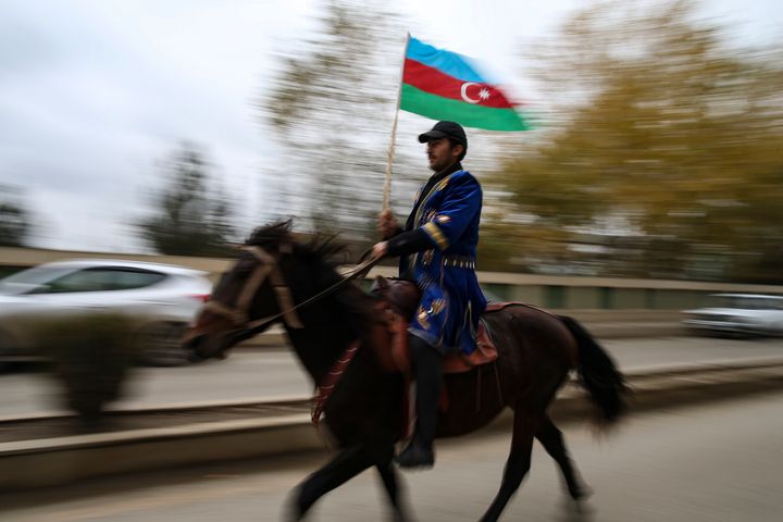 Έφιπος Αζέρος με τη σημαία του Αζερμπαϊτζάν πανηγυρίζει την προσάρτηση της περιοχής Lachin όπως όριζε η ειρηνευτική συμφωνία που τερμάτησε στη σύγκρουση στο Ναγκόρνο Καραμπάχ.