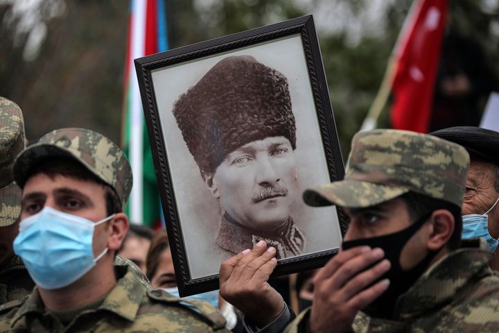 Αζέροι στρατιώτες κρατούν το πορτραίτο του Μουσταφά Κεμάλ