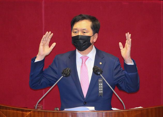 People's Strength Representative Kim Ki-hyun held an unlimited debate (obstructionism) on the amendment to the Airlift Act (Office of High-Level Public Official Crime Investigation) in a plenary session held at the National Assembly in Yeouido, Seoul, the night of the 9.