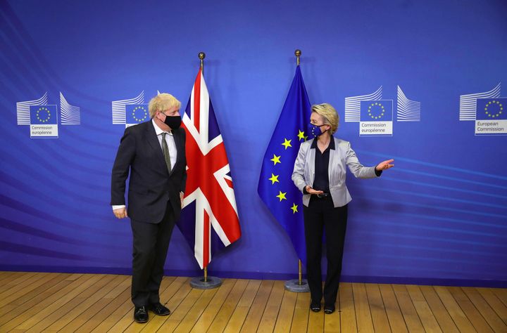 Βρυξέλλες 9 Δεκεμβρίου 2020. Η διστακτικότητα μέσα από μία φωτογραφία...Ο Βρετανός πρωθυπουργός Μπόρις Τζόνσον και η πρόεδρος της Ευρωπαϊκής Επιτροπής Ούρσουλα φον ντερ Λέιεν συναντήθηκαν για ένα δείπνο σε μία προσπάθεια να υπερβούν το αδιέξοδο στις διαπραγματεύσεις για το Brexit. Πρόκειται για την κορυφαία στιγμή προσωπικής εμπλοκής του Τζόνσον στη διαπραγμάτευση. (Photo by Aaron Chown - WPA Pool/Getty Images)