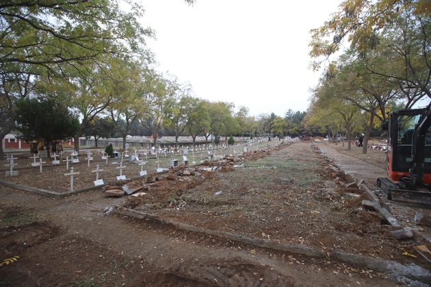 Εργάτες στα κοιμητήρια Θέρμης: «Σκάβουμε τάφους μέσα στο