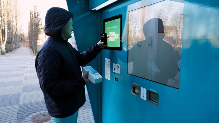 A vending machine that issues coronavirus tests and stores the samples has been installed in a Latvian hospital.