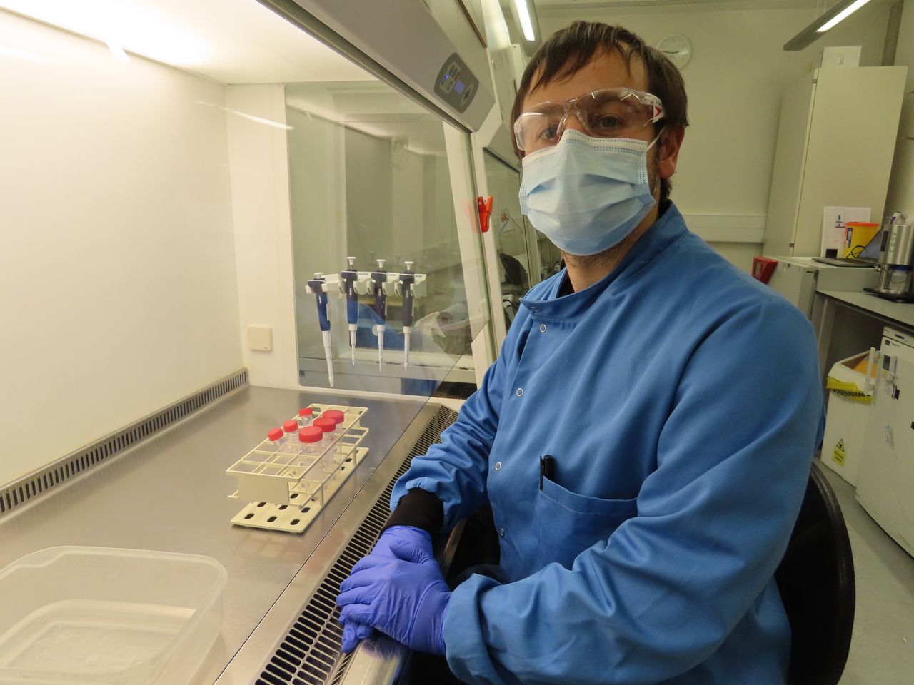 Dr Sean Elias in the lab at Oxford University 
