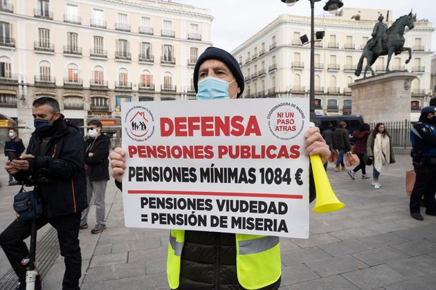 Un jubilado se manifiesta en Madrid por las pensiones