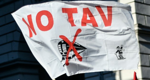 Tav | pietre contro le forze dell' ordine in Val di Susa - Vimarsana News