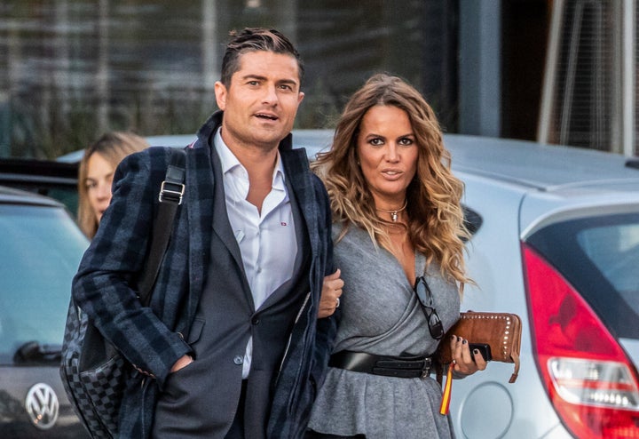 Marta López y Alfonso Merlos, en noviembre de 2019, pasean agarrados por las calles de Madrid.
