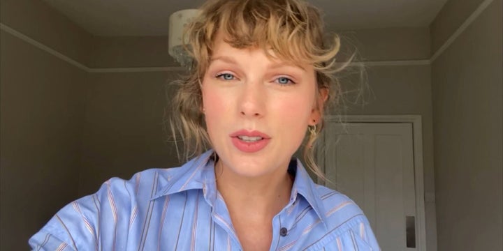 Swift, recogiendo su premio en pijama.