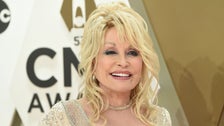 National Saint Dolly Parton Saved Her 9-Year-Old Co-Star From An Oncoming Vehicle 2 5fd2bd8f270000690b514e82