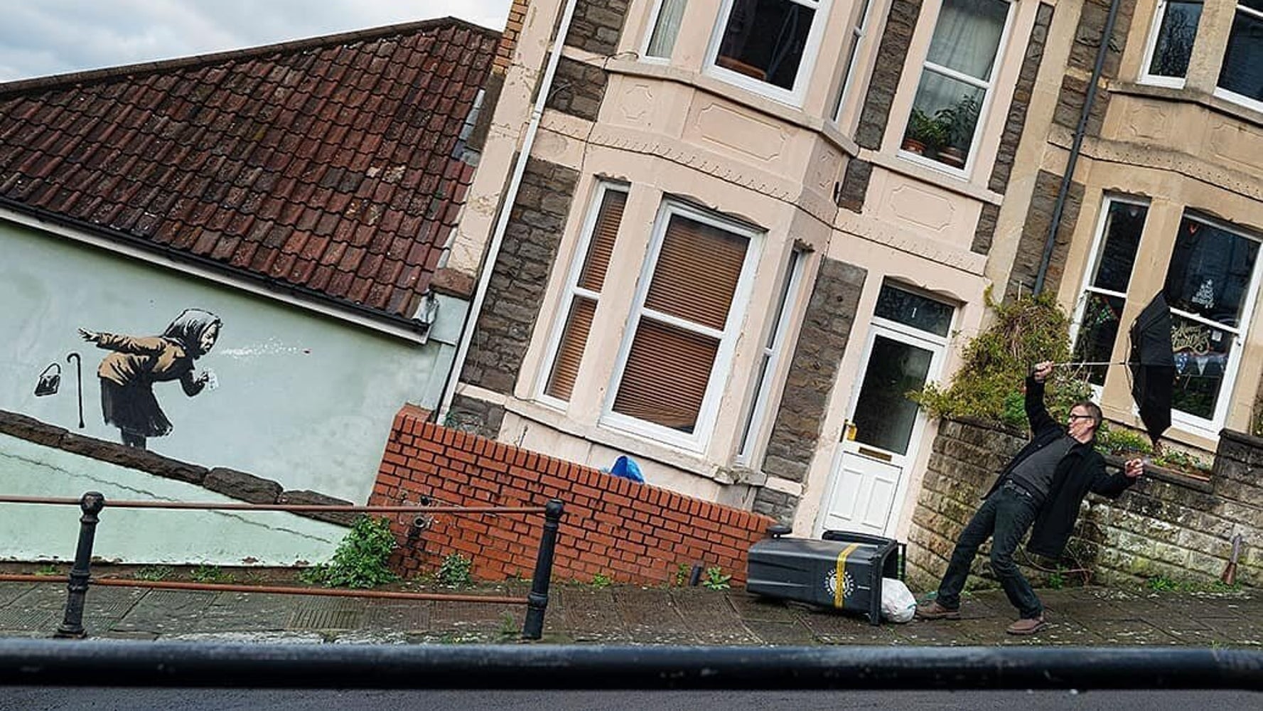 バンクシーの新作は ハクション おばあちゃんのくしゃみで家が傾いた ハフポスト アートとカルチャー バンクシーの新作は ハクション おばあちゃんのくしゃみで家が傾いた ハフポスト アートとカルチャー