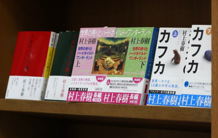 棚に並ぶ村上春樹氏の本=東京都新宿区の紀伊国屋書店新宿本店（2017年10月5日）