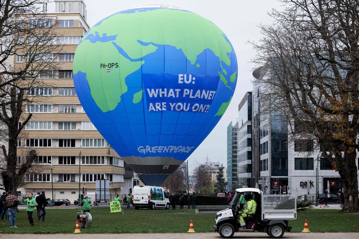 Ακτιβιστές της Greenpeace χρησιμοποιούν αερόστατο με μηνύματα για την κλιαματική αλλαγή προκειμένου να ασκήσουν πίεση στους 27 να καταλήξουν σε συμφωνία (Βρυξέλλες, 10 Δεκεμβρίου 2020)