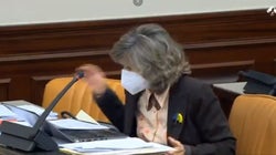 La exministra Carcedo lanza el lápiz, da un golpe en la silla y explota: