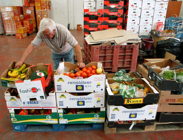 Un voluntario del Banco de los Alimentos ordena comida en Pobla de Vallbona