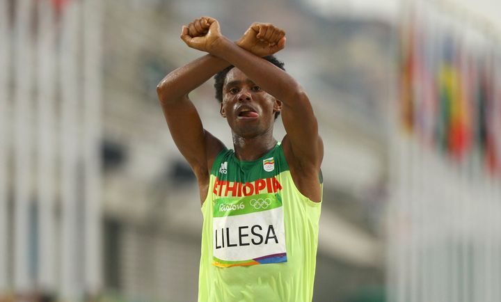 マラソンでゴールする際に、「政治的アピール」をしたフェイサ・リレサ選手=2016年、リオオリンピック
