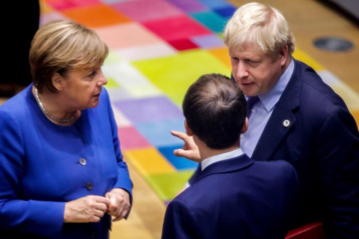 Φωτογραφία αρχείου. 31 Οκτωβρίου 2019. Όταν ακόμα ο Μπόρις Τζόνσον συνομιλούσε με την Άγκελα Μέρκελ και τον Εμανουέλ Μακρόν, στο τραπέζι της συνόδου κορυφής της ΕΕ. (Photo by Olivier Matthys / POOL / AFP) (Photo by OLIVIER MATTHYS/POOL/AFP via Getty Images)