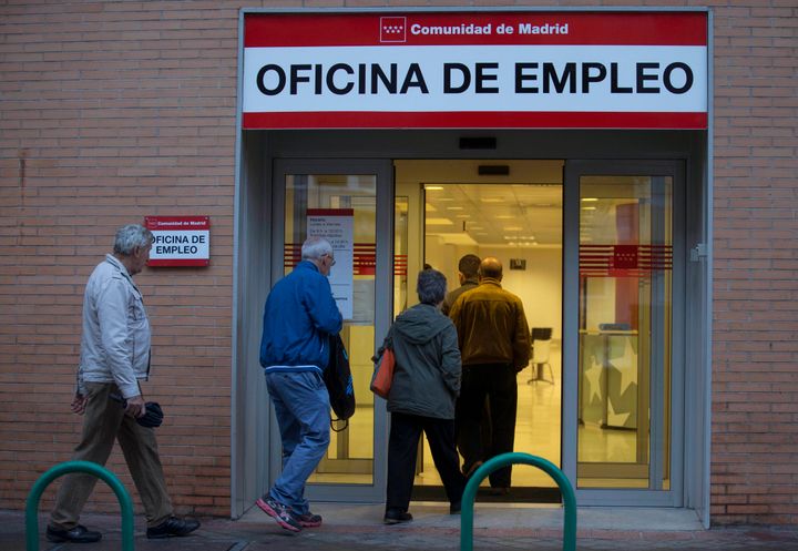 Personas entrando en una oficina de empleo en Madrid.