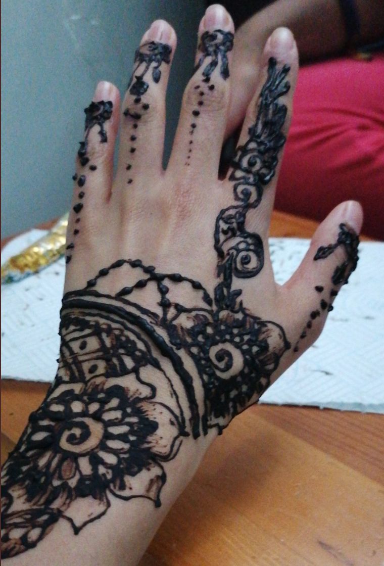 May Batul decorated her hands with henna for Eid