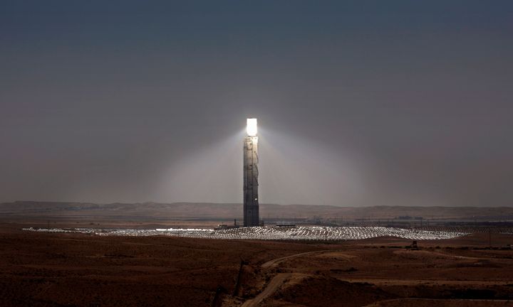 Ο Ηλιακός Πύργος Ασαλίμ. Το μεγαλύτερο έργο ανανεώσιμων πηγών ενέργειας του Ισραήλ στην έρημο Νεγκέβ. Ο σταθμός διαθέτει τον μεγαλύτερο ηλιακό πύργο του κόσμου, ύψους 250 μέτρων.