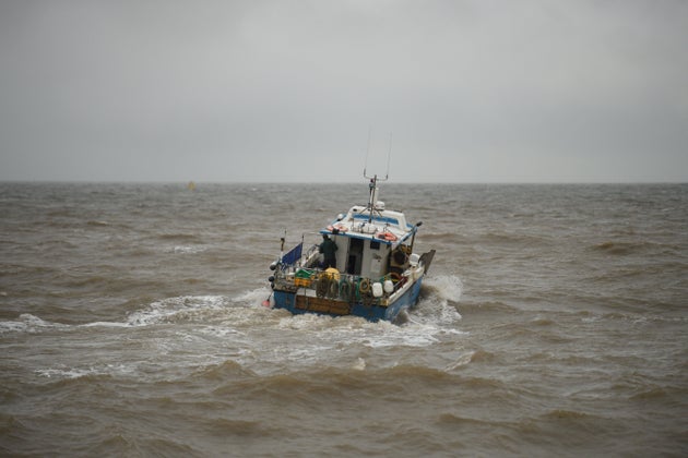 Un barco de pesca que sale del puerto pesquero de Bridlington Harbour en el noreste de ...