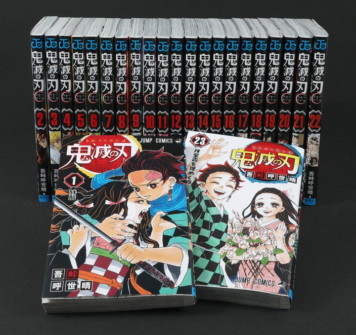 吾峠呼世晴さんの人気漫画「鬼滅の刃」（集英社）全巻。手前は第１巻（左）と最終巻の第２３巻（撮影日：12月5日）