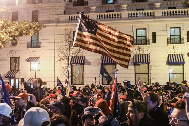 «Τέσσερα χρόνια ακόμα»: Οι οπαδοί του Τραμπ εξακολουθούν να πανηγυρίζουν στην