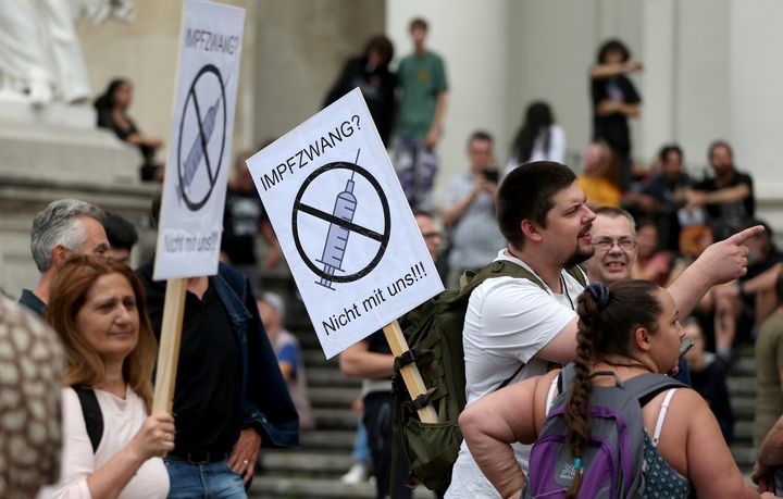 «Οχι στον υποχρεωτικό εμβολιασμό» διαδηλώνουν πολίτες στην Βιέννη.
