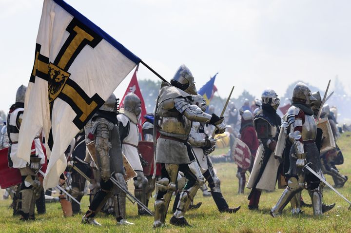 Un grupo de personas ataviadas con armaduras medievales. 