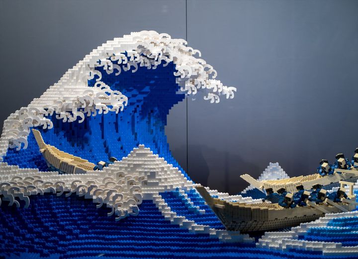 レゴブロックで再現された「神奈川沖浪裏」。三井淳平さんが制作した。