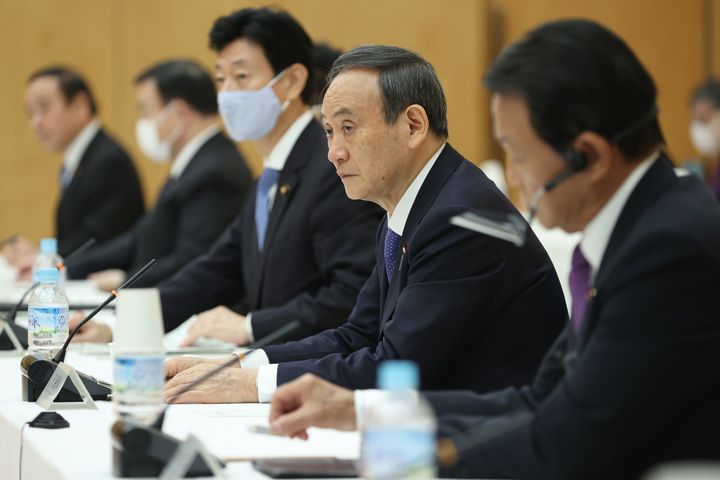 全世代型社会保障検討会議に臨む菅義偉首相（右から2人目）ら＝12月14日午前、首相官邸