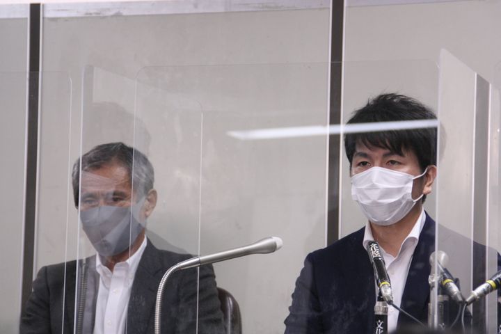 記者会見する松永拓也さん（右）と上原義教さん（左）