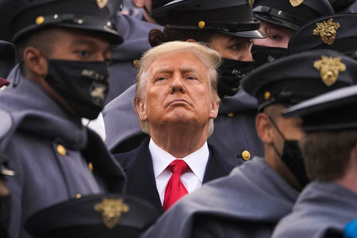 Donald Trump, rodeado por cadetes mientras presencia un partido de fútbol de la Armada en el estadio Michie, en West Point, el 12 de diciembre pasado.