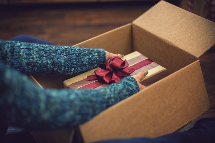 Pourquoi Ouvrir Ses Cadeaux De Noel Devant Les Autres Est Parfois Source D Apprehension Le Huffington Post Life