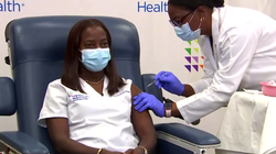 Mujer, joven y negra: la primera persona en recibir la vacuna anticovid en